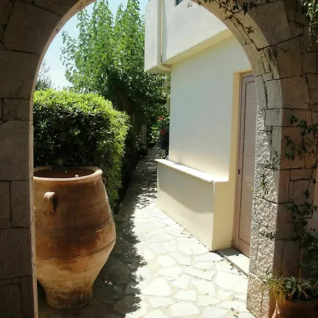 Nancy - Chara Apart Otel Karteros